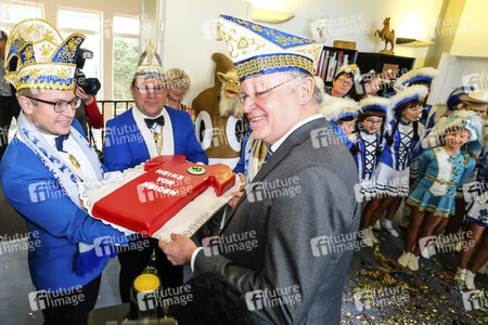 Stephan Weil erhält eine Rosenmontagstorte in Hannover