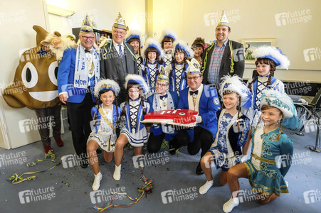 Stephan Weil erhält eine Rosenmontagstorte in Hannover