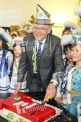 Stephan Weil erhält eine Rosenmontagstorte in Hannover