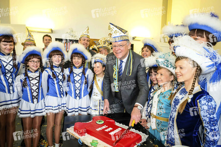 Stephan Weil erhält eine Rosenmontagstorte in Hannover