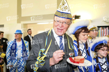 Stephan Weil erhält eine Rosenmontagstorte in Hannover