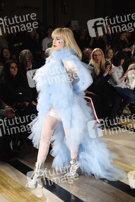 Pam Hogg Fashion Show auf der London Fashion Week AW18