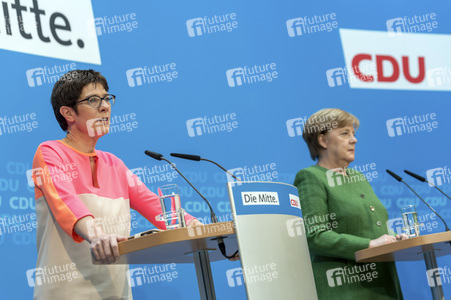 Pressekonferenz mit Angela Merkel und Annegret Kramp-Karrenbauer in Berlin
