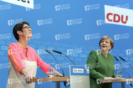 Pressekonferenz mit Angela Merkel und Annegret Kramp-Karrenbauer in Berlin