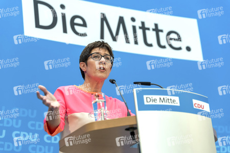 Pressekonferenz mit Angela Merkel und Annegret Kramp-Karrenbauer in Berlin