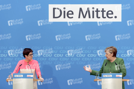 Pressekonferenz mit Angela Merkel und Annegret Kramp-Karrenbauer in Berlin