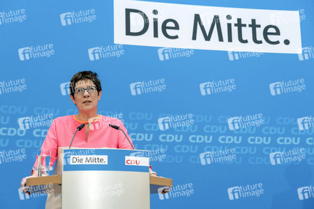 Pressekonferenz mit Angela Merkel und Annegret Kramp-Karrenbauer in Berlin