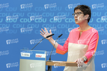Pressekonferenz mit Angela Merkel und Annegret Kramp-Karrenbauer in Berlin