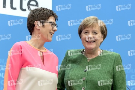 Pressekonferenz mit Angela Merkel und Annegret Kramp-Karrenbauer in Berlin