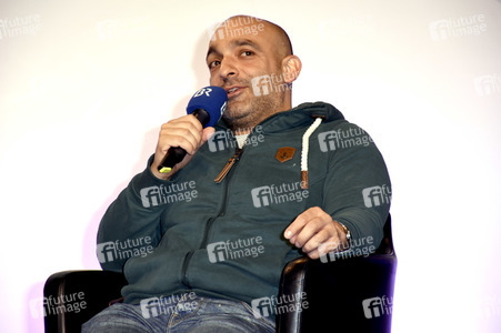 Django Asül auf der f.re.e Reise- und Freizeitmesse in München