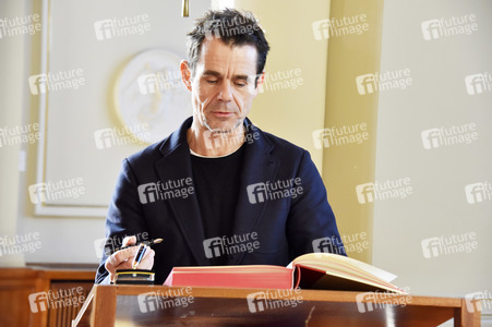 Eintrag der Jury der Berlinale 2018 in das Gästebuch der Stadt Berlin