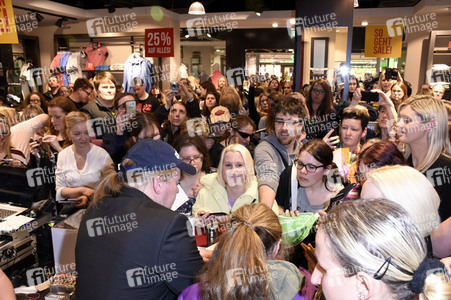 Autogrammstunde mit Joey Kelly im München