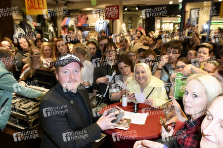 Autogrammstunde mit Joey Kelly im München
