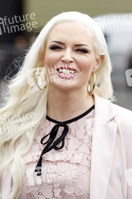 Daniela Katzenberger auf der Top Hair Messe in Düsseldorf