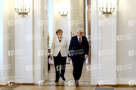 Angela Merkel erhält die Ernennungsurkunde zur Bundeskanzlerin in Berlin