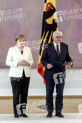 Angela Merkel erhält die Ernennungsurkunde zur Bundeskanzlerin in Berlin