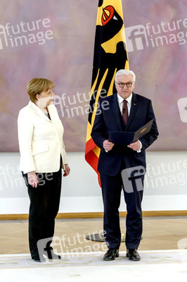 Angela Merkel erhält die Ernennungsurkunde zur Bundeskanzlerin in Berlin