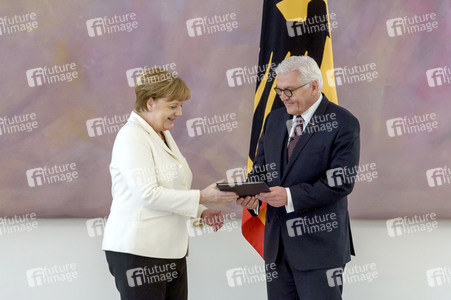 Angela Merkel erhält die Ernennungsurkunde zur Bundeskanzlerin in Berlin