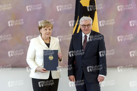 Angela Merkel erhält die Ernennungsurkunde zur Bundeskanzlerin in Berlin