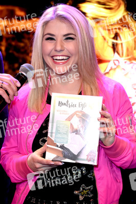 Autogrammstunde mit Beatrice Egli in München