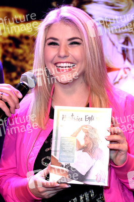 Autogrammstunde mit Beatrice Egli in München