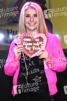 Autogrammstunde mit Beatrice Egli in München