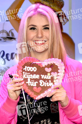Autogrammstunde mit Beatrice Egli in München