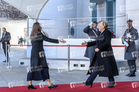 Angela Merkel empängt Katrin Jakobsdóttir in Berlin
