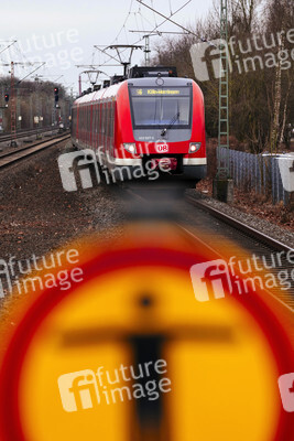 Symbolfoto Personen im Gleis