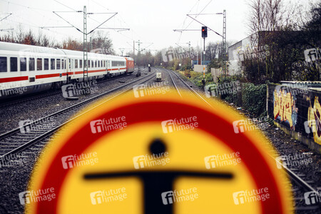 Symbolfoto Personen im Gleis