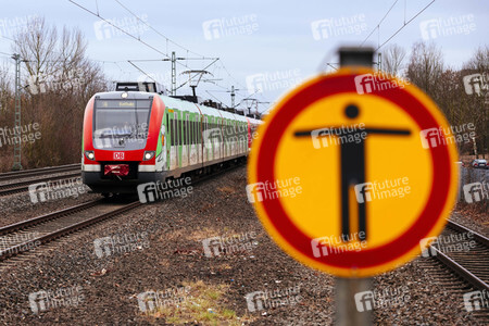Symbolfoto Personen im Gleis
