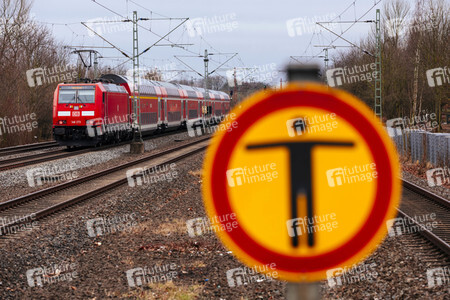 Symbolfoto Personen im Gleis