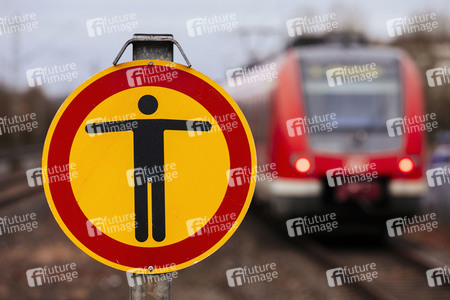 Symbolfoto Personen im Gleis
