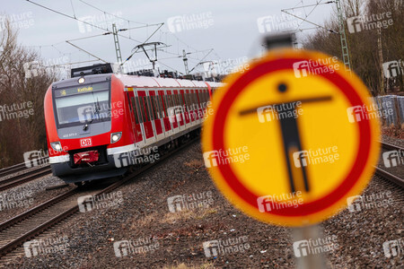 Symbolfoto Personen im Gleis