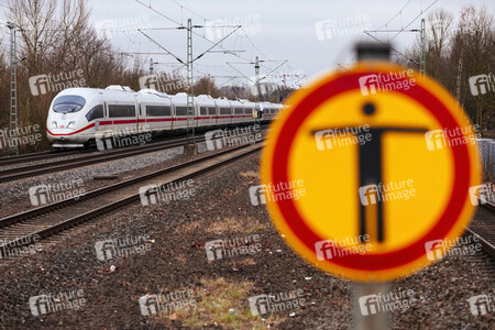 Symbolfoto Personen im Gleis