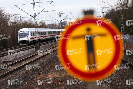 Symbolfoto Personen im Gleis