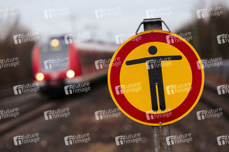 Symbolfoto Personen im Gleis