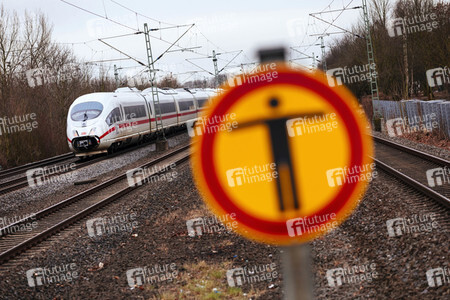 Symbolfoto Personen im Gleis