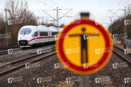 Symbolfoto Personen im Gleis