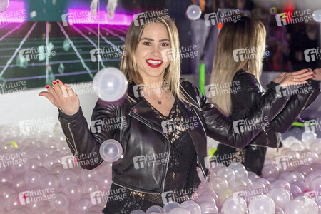 Let's Glow - 90er Jahre Neon Pop-Up Party in Berlin