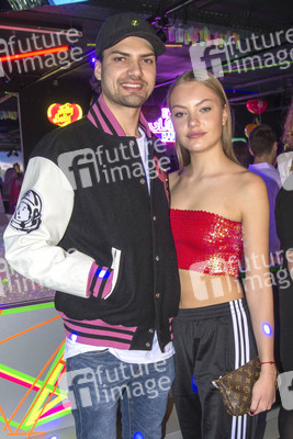 Let's Glow - 90er Jahre Neon Pop-Up Party in Berlin