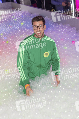 Let's Glow - 90er Jahre Neon Pop-Up Party in Berlin