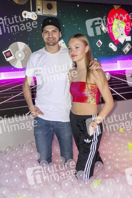 Let's Glow - 90er Jahre Neon Pop-Up Party in Berlin