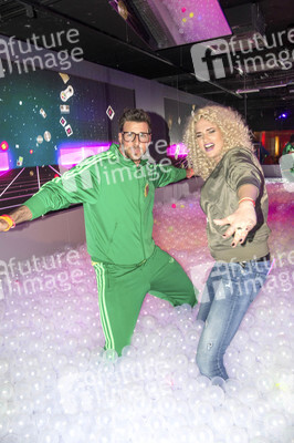 Let's Glow - 90er Jahre Neon Pop-Up Party in Berlin