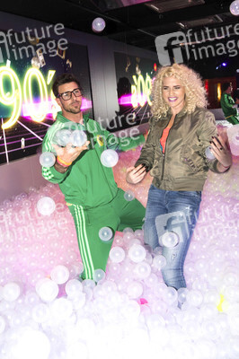 Let's Glow - 90er Jahre Neon Pop-Up Party in Berlin