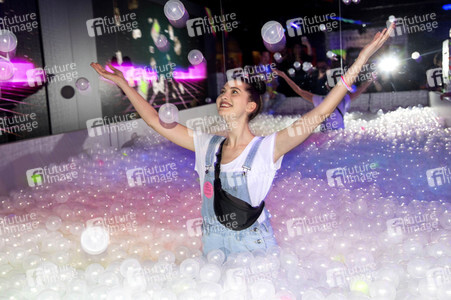 Let's Glow - 90er Jahre Neon Pop-Up Party in Berlin