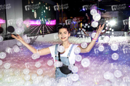 Let's Glow - 90er Jahre Neon Pop-Up Party in Berlin