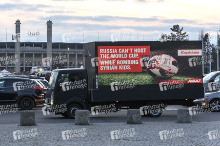 Avaaz Protesst gegen die Fußball-WM in Berlin