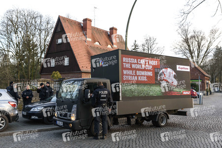 Avaaz Protesst gegen die Fußball-WM in Berlin