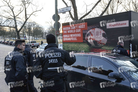 Avaaz Protesst gegen die Fußball-WM in Berlin